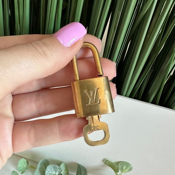 Louis Vuitton lock with key 323 - Picture 2 of 2